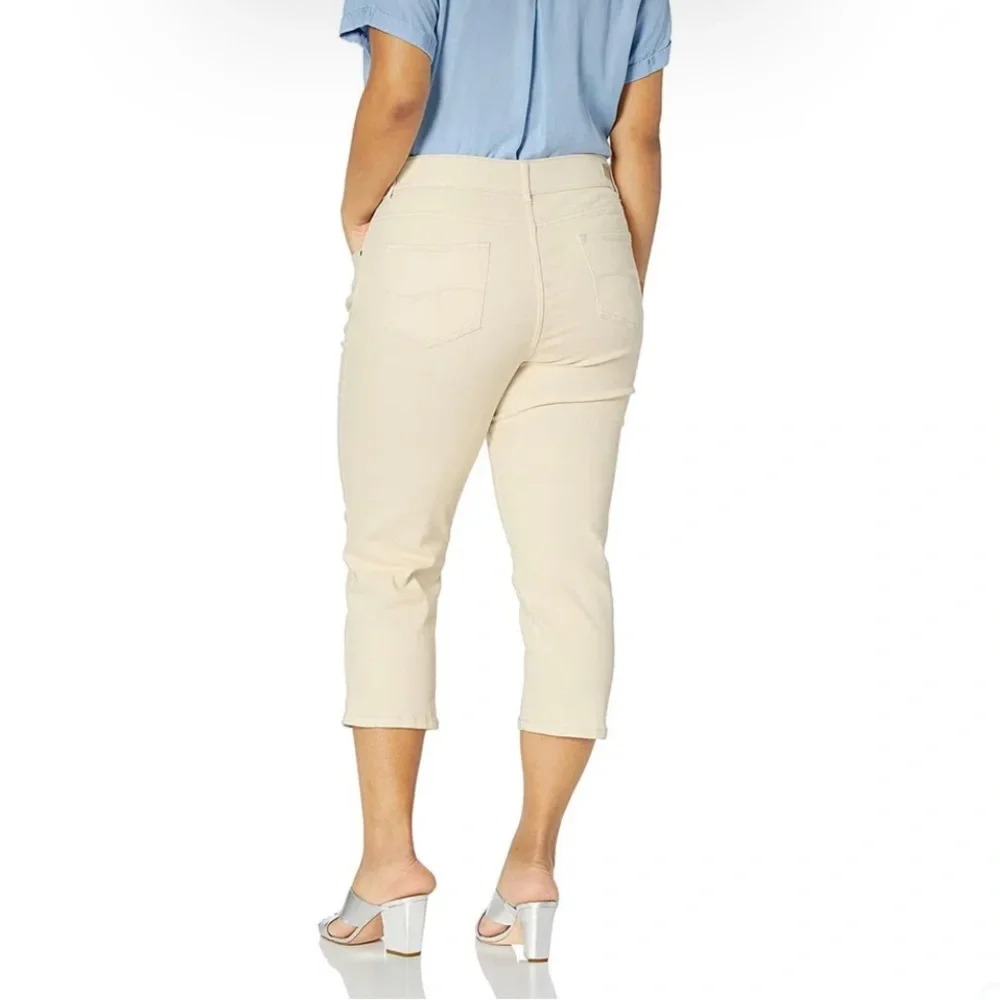 LEE Women's Plus Size Flex Motion Regular Fit 5 Pocket Capri Jean - Picture 2 of 9